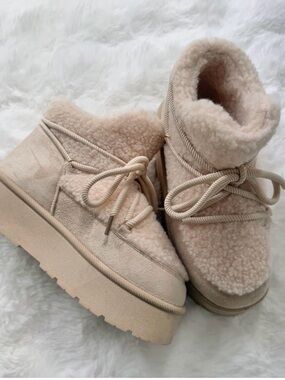 7.5 Woman’s Nordic Polar Rise Ankle Boots- Cream